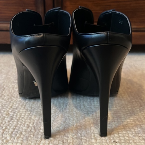 Versace 2017 Fall Runaway Collection - Black Pumps - Picture 4 of 6